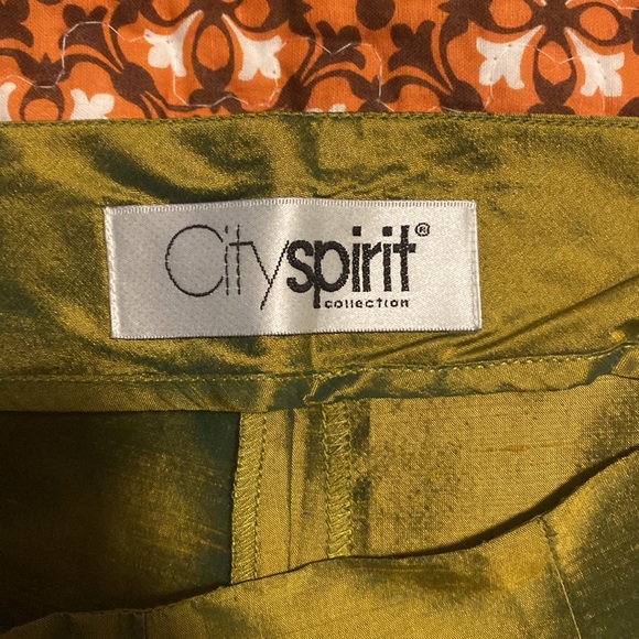 Green flare womens pants size 6 with embroidery design at bottom of legs - Picture 5 of 5